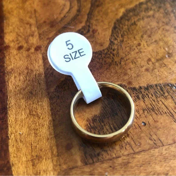 Ladies 18kt solid yellow gold 4mm classic dome wedding band NWT 5